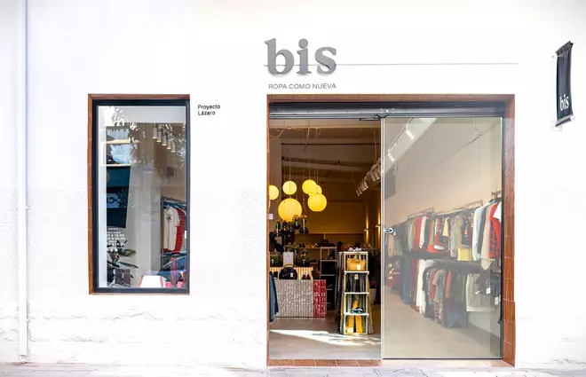Una nueva tienda para los que nunca se han atrevido a comprar ropa de segunda mano llega al barrio de Benalúa