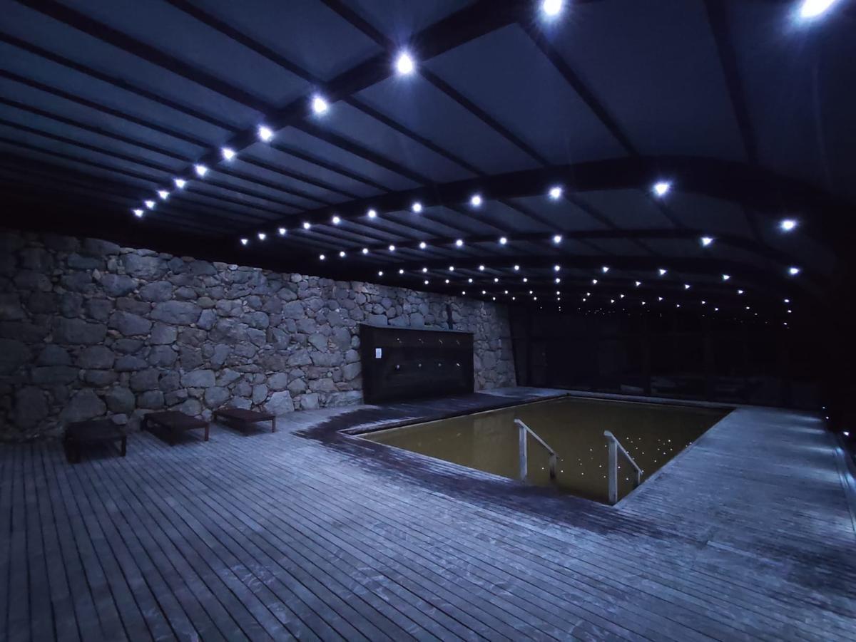 La coberta de la piscina inclou llums nocturnes