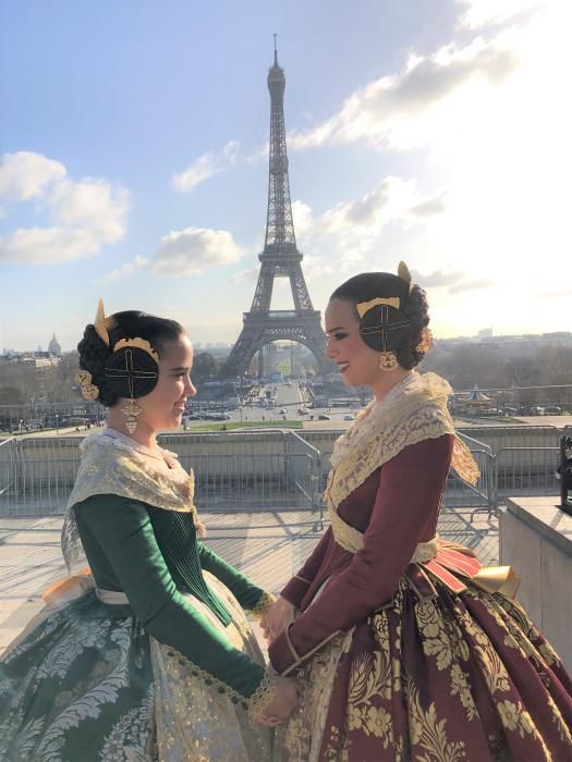 Marina y Sara, en la fiesta fallera de París.