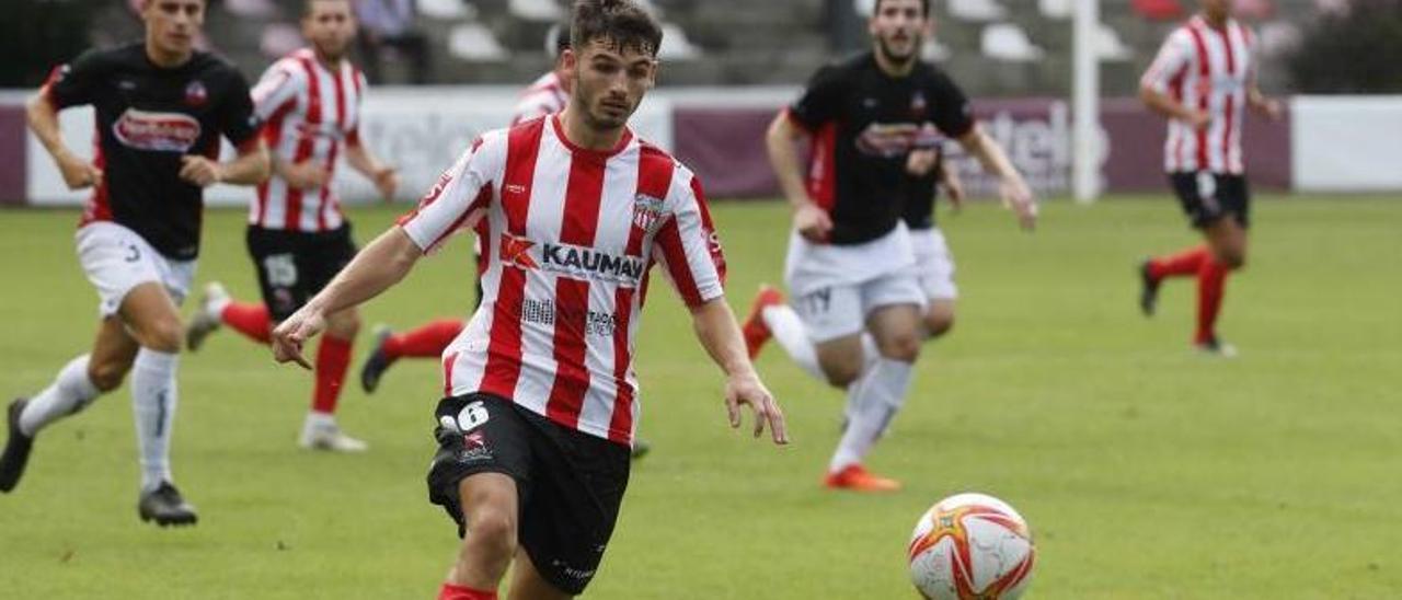 Xoel Piñeiro en un encuentro de la temporada pasada ante el Estradense. |  // PABLO HERNÁNDEZ