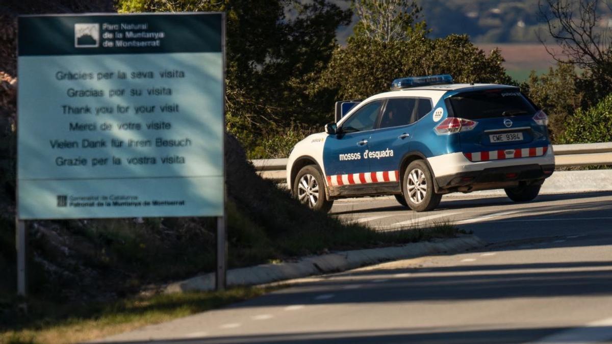 Un vehicle dels Mossos, al Parc Natural de la Muntanya de Montserrat.