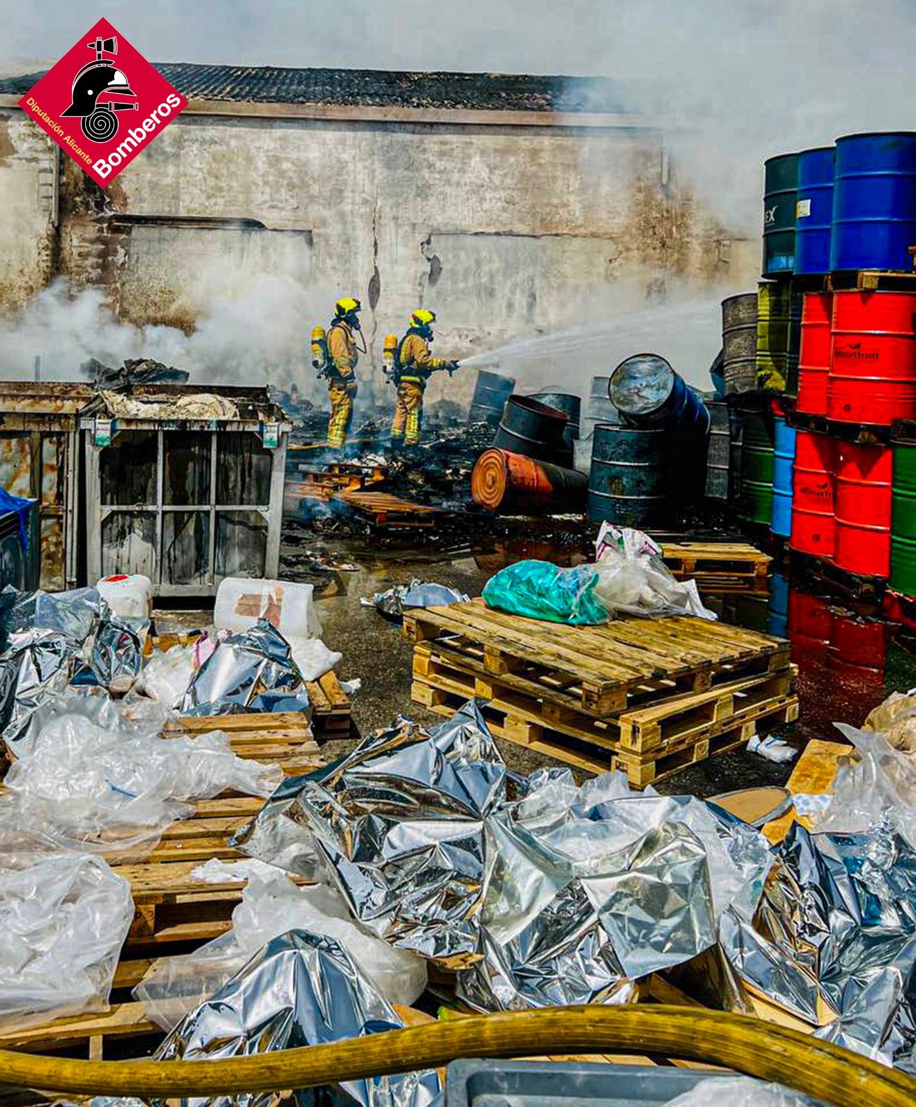 Imagen de los materiales afectados por el incendio en la fábrica zumos