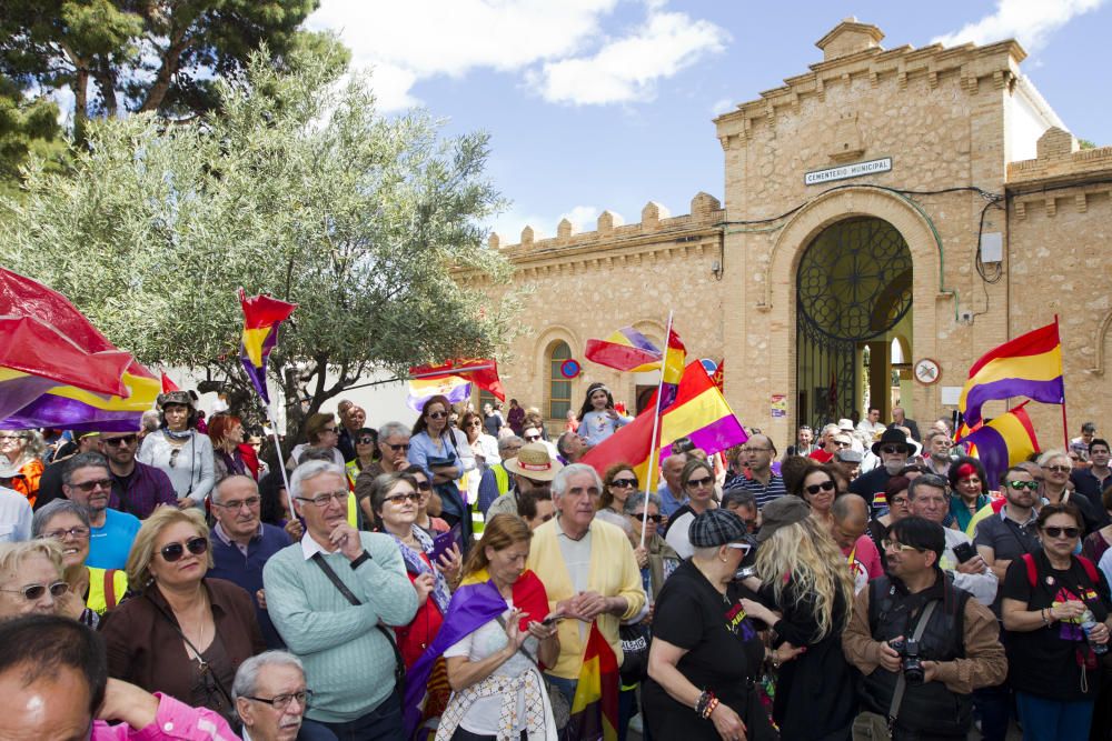 Homenaje en la fosa común de Paterna