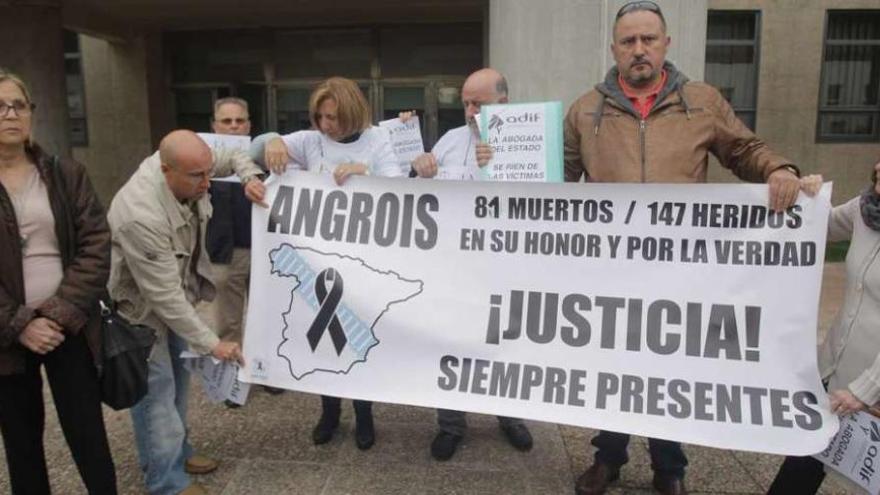 Víctimas del Alvia, ayer, concentrados ante los juzgados de Santiago. // Xoán Álvarez