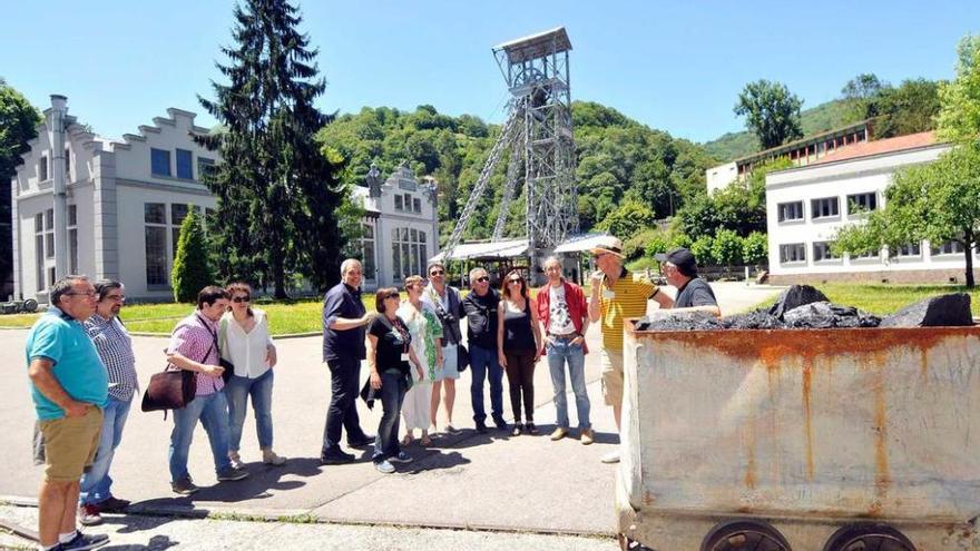 Visitantes en el pozo San Luis de La Nueva, este verano.