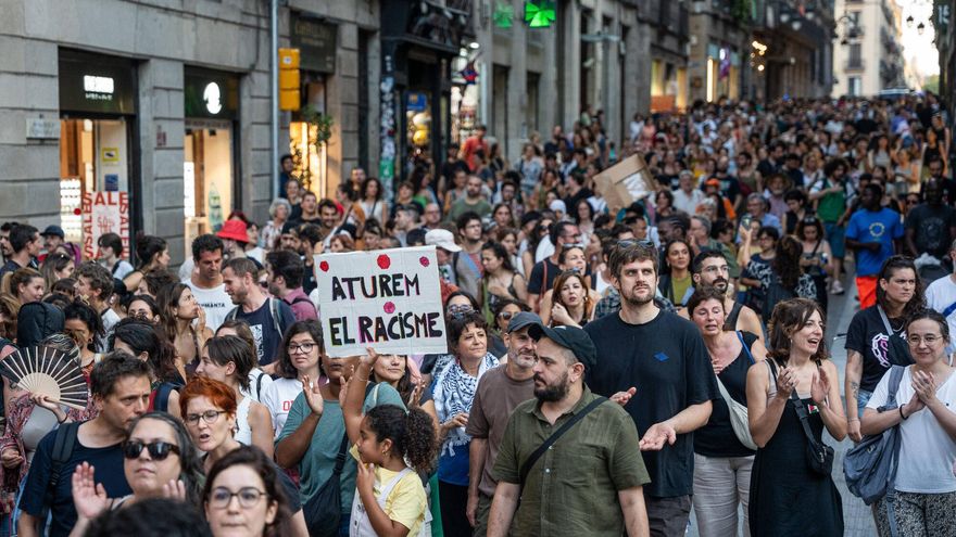 Más de 800 personas claman en Barcelona contra el racismo y los disturbios en Torre Pacheco: &quot;No nos callaremos&quot;