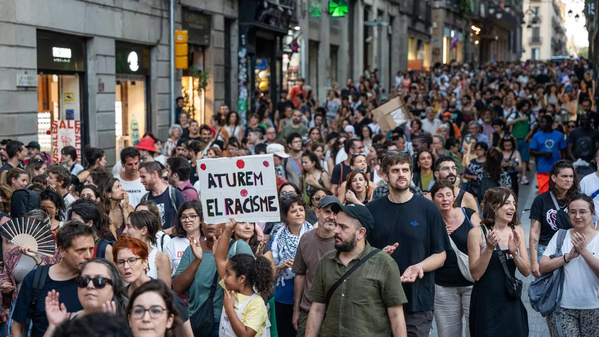 Más de 800 personas claman en Barcelona contra el racismo: "No nos callaremos"