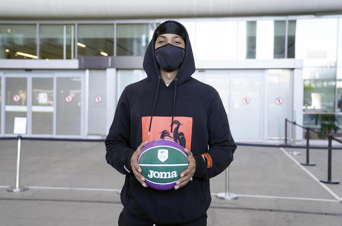 Malcolm Thomas, en el aeropuerto.