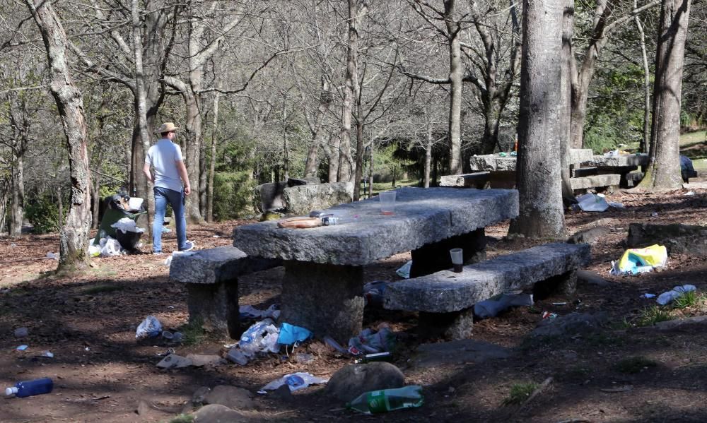 El botellón convierte en estercolero el parque forestal de Beade, en Vigo