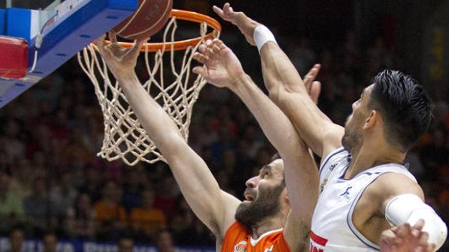 San Emeterio trata de anotar ante Ayón.