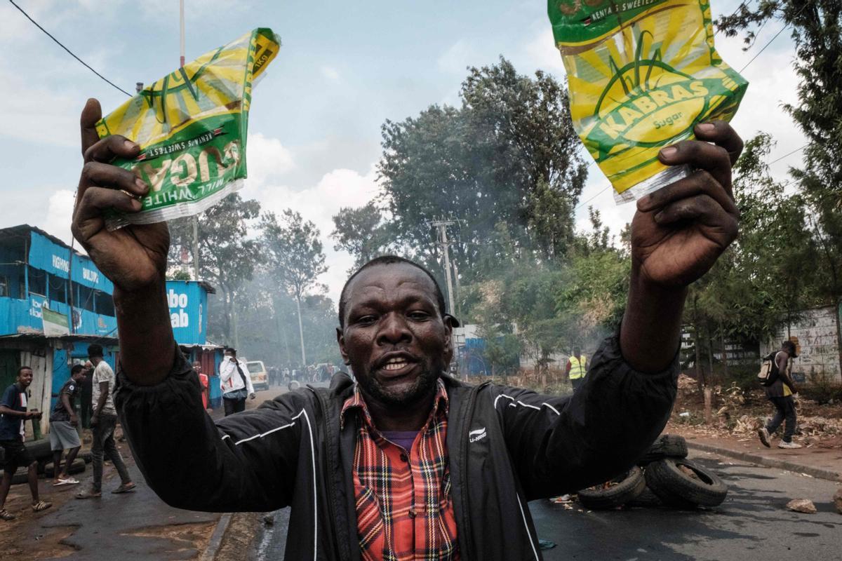 Protesta masiva convocada por el líder de la oposición Raila Odinga, afirma que le robaron las últimas elecciones presidenciales de Kenia y culpa al gobierno por el aumento del costo de vida en Nairobi.