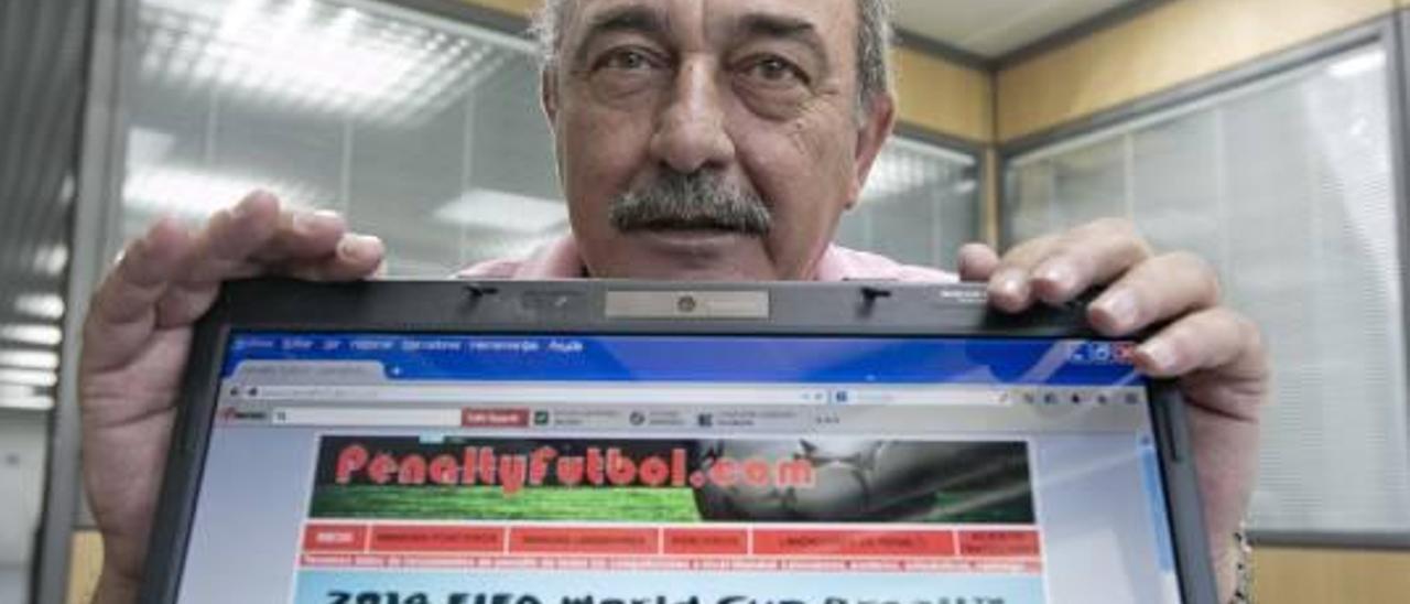 Manuel López Botella muestra su página web, penaltyfutbol.com, en un ordenador.