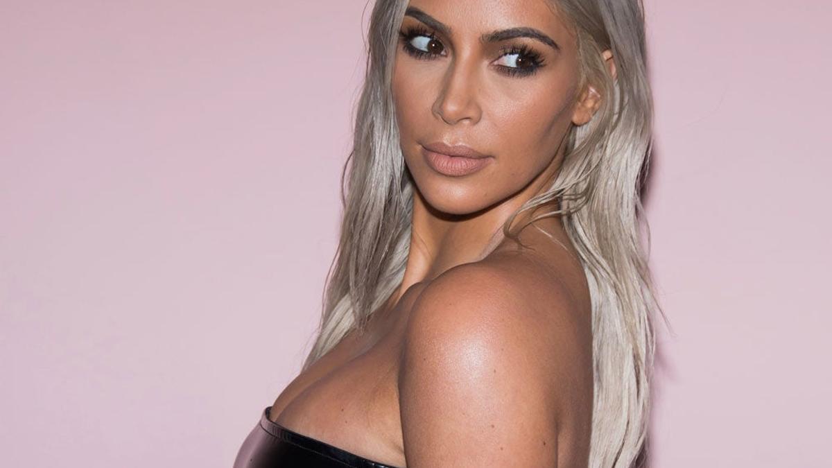 Kim Kardashian, con el pelo rubio grisáceo