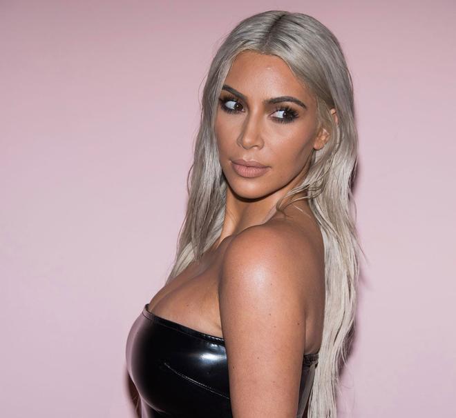 Kim Kardashian, con el pelo rubio grisáceo