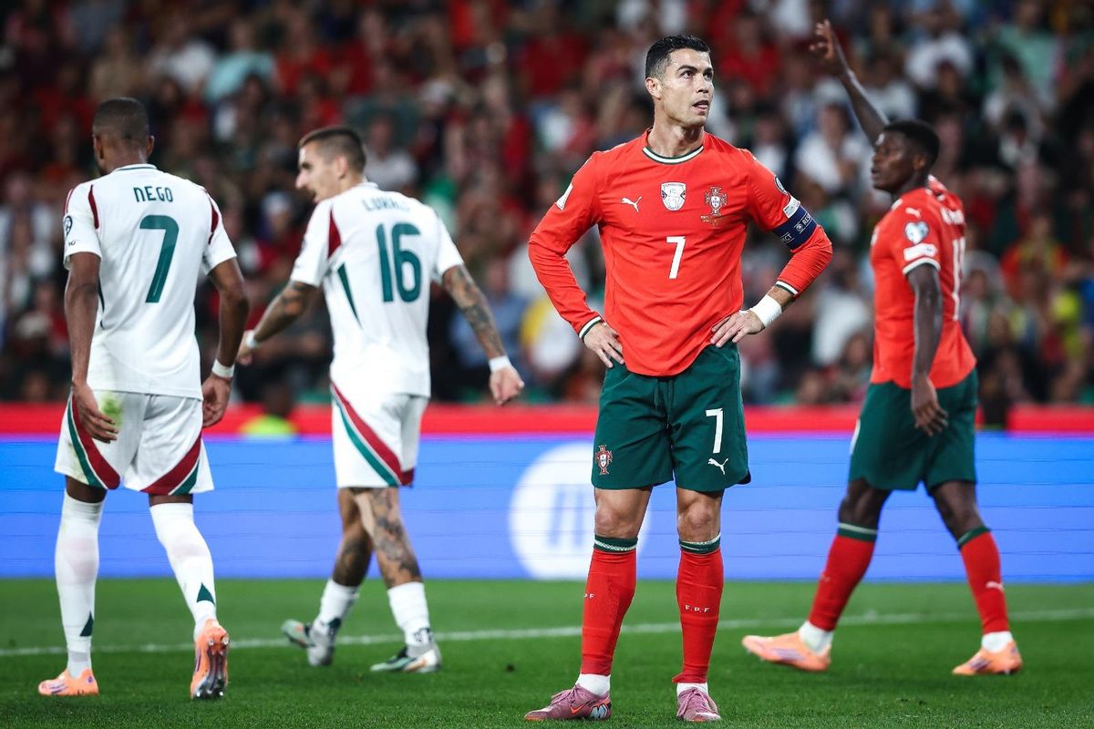 Cristiano Ronaldo, bigoleador contra Hungría, se lamenta tras el empate final en el José Alvalade de Lisboa.