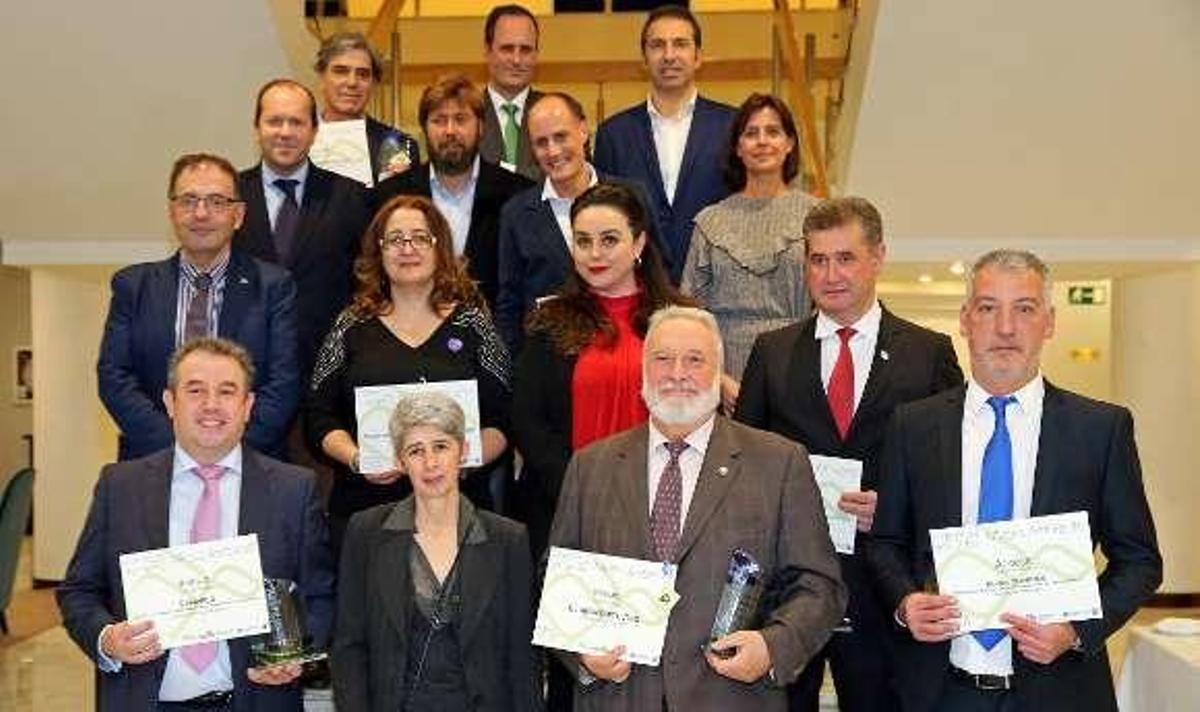 Veiga (centro), ayer, con los otros premiados por Aproema. // M.G.B.