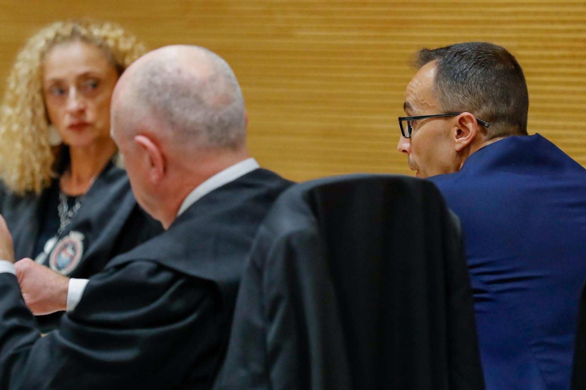 Raúl D. C. escucha el veredicto del jurado, que este martes le declaró culpable de matar y maltratar a su esposa