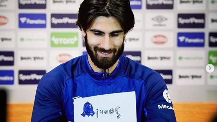 André Gomes llora al leer las cartas de ánimo de los aficionados