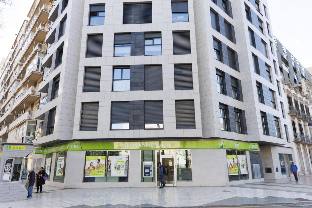 La nueva oficina está ubicada en el Paseo Alfonso XIII, esquina con Calle Ángel Bruna, 14