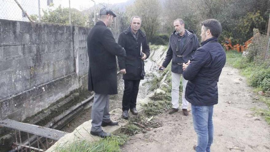 El alcalde, con los concejales y el aparejador municipal en el río Bispo. // Santos Álvarez