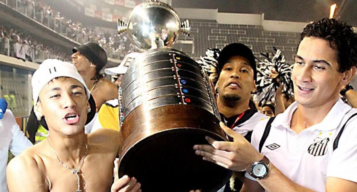 Neymar levantando la tercera libertadores del Santos (2011)