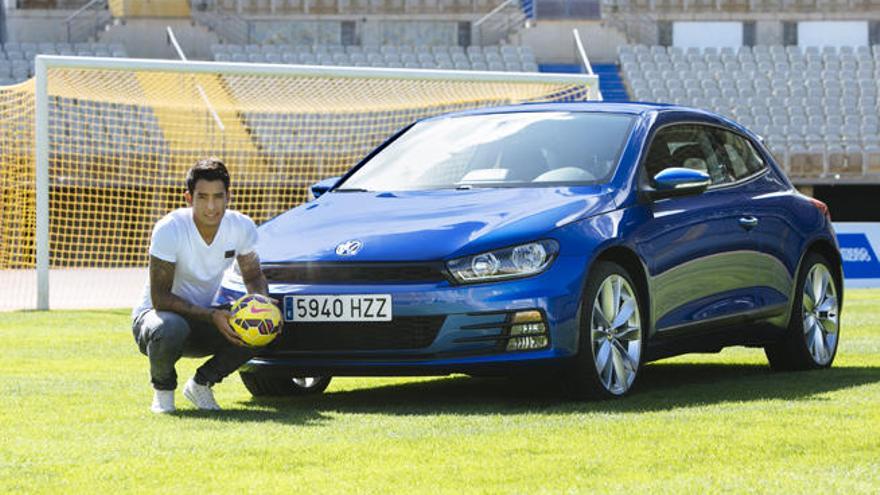 El delantero argentino de la UD Sergio Araujo, junto a un Volkswagen Scirocco en el Gran Canaria.