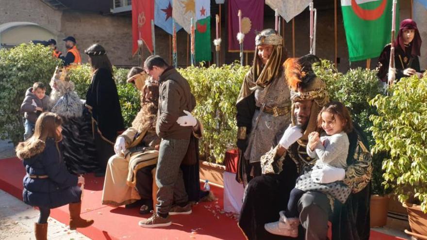 Largas colas en Elche para entregarle las cartas a los Reyes Magos