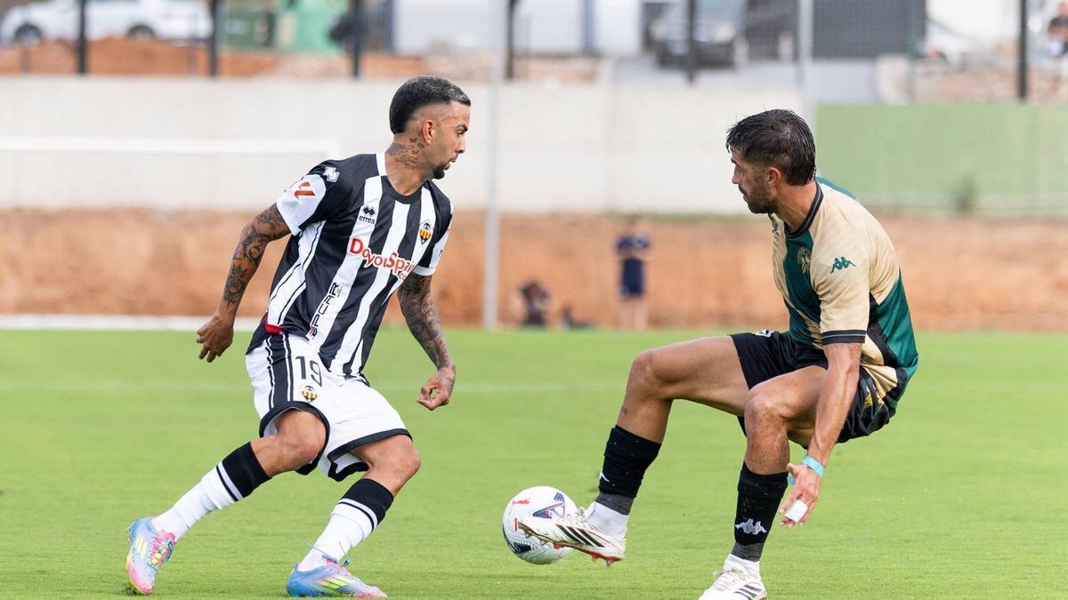 Hamza Bellari intentando regatear a un jugador visitante