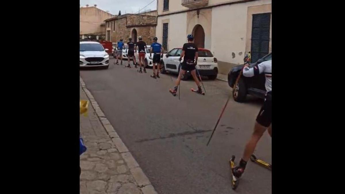 Así practican esquí de fondo unos &quot;guiris&quot; en medio de la calle en Mallorca