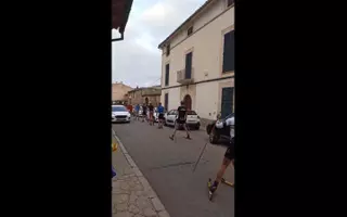 VÍDEO | Así practican esquí de fondo unos "guiris" en medio de la calle en Mallorca