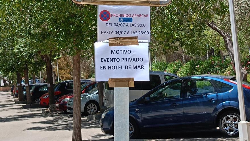 Cartel del Ayuntamiento de Calvià sobre el cierre temporal del aparcamiento de Illetes