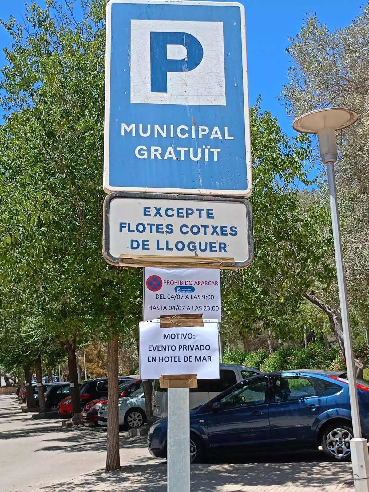 Indignación vecinal por el cierre del único parking público de Illetes por un "evento privado en el Hotel de Mar"