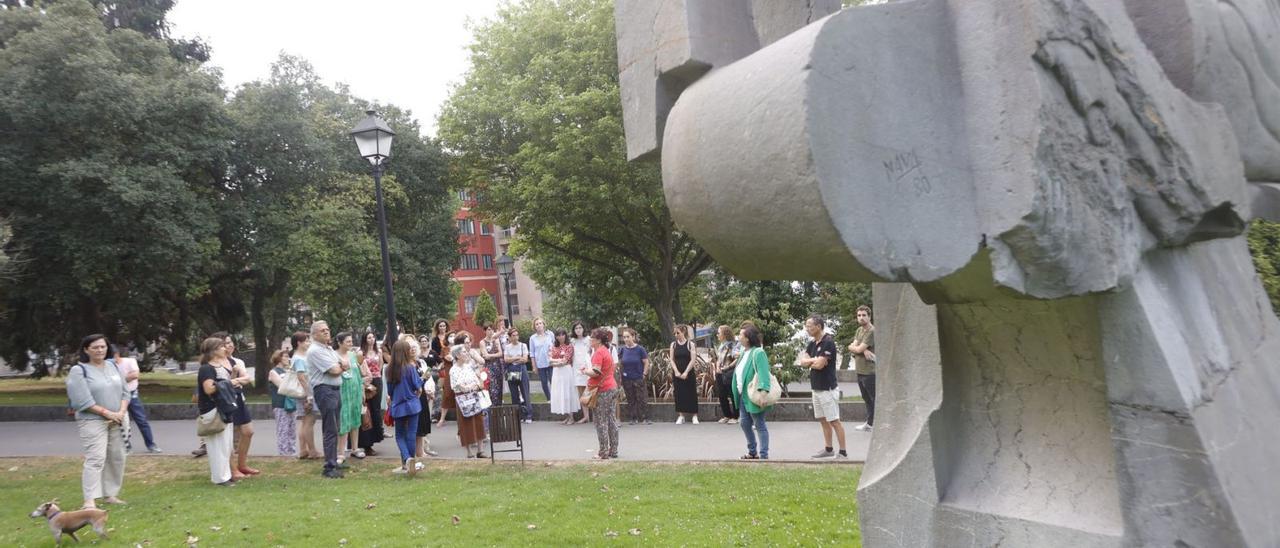 Un momento del tour literario de «Tigre Juan», en el Campillín, ante la escultura en memoria de su autor, Ramón Pérez de Ayala. | Miki López