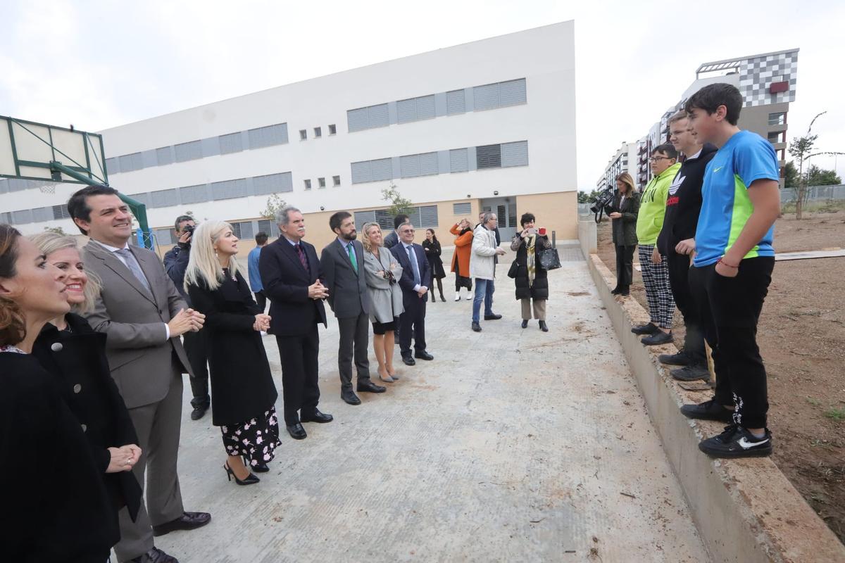 Alumnos y profesorado del IES Miralbaida, junto a la consejera de Desarrollo Educativo y Formación Profesional y otras autoridades, en el huerto que se ha impulsado.