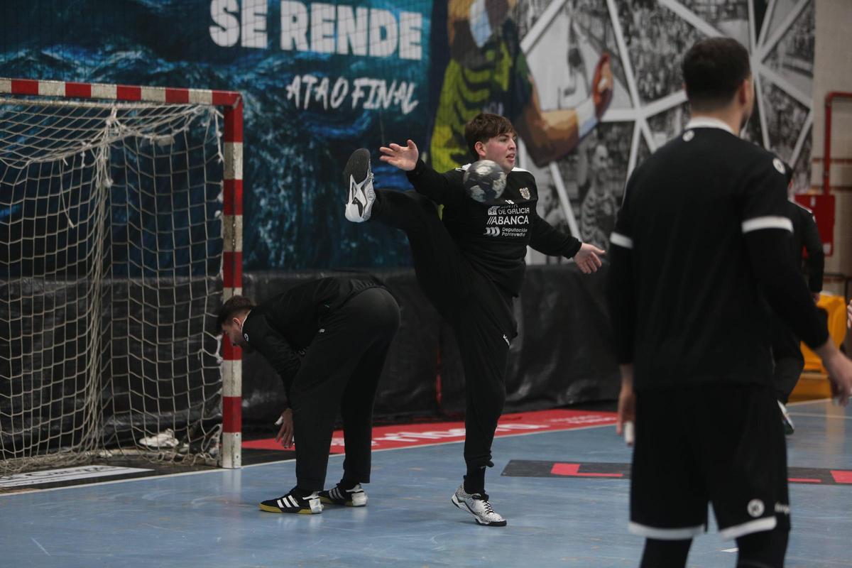 El portero de Carballo en una sesión de entrenamiento en el pabellón de O Gatañal.
