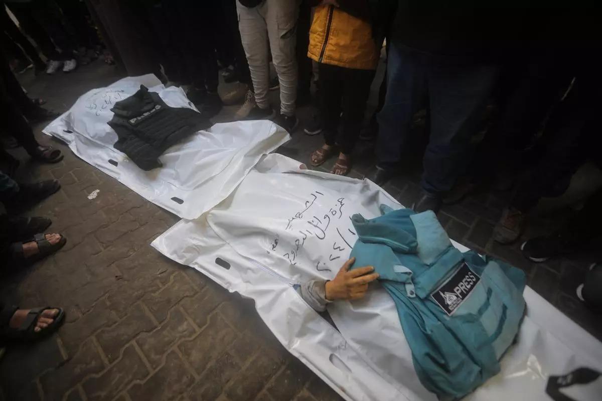 7 de enero de 2024, Rafah, Gaza. Un chaleco de prensa es puesto sobre el cadáver de Hamza Dahdouh, periodista palestino de Al Jazeera, muerto en un bombardeo israelí. Es hijo de Wael Dahdouh, jefe de la cadena catarí en la Franja y que anteriormente perdió a su mujer, a otros dos hijos y a un nieto.