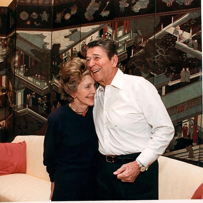 Nancy y Ronald Reagan abrazándose
