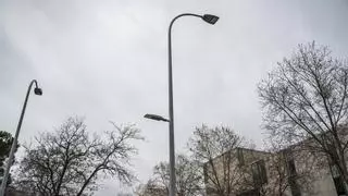 Cáceres culmina la mejora de la iluminación en la avenida de la Hispanidad para proteger a los viandantes