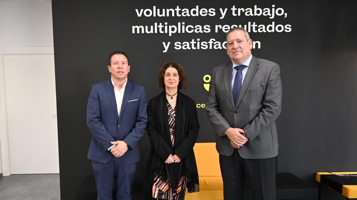 De izq. a drcha. Juan Jesús Moreno (alcalde de Mula), Sonia Carrillo (secretaria de Hacienda) y Juan Marín (director de la ATRM).