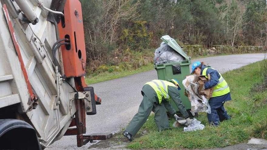 Dos de los nuevos trabajadores del servicio de recogida de basura.