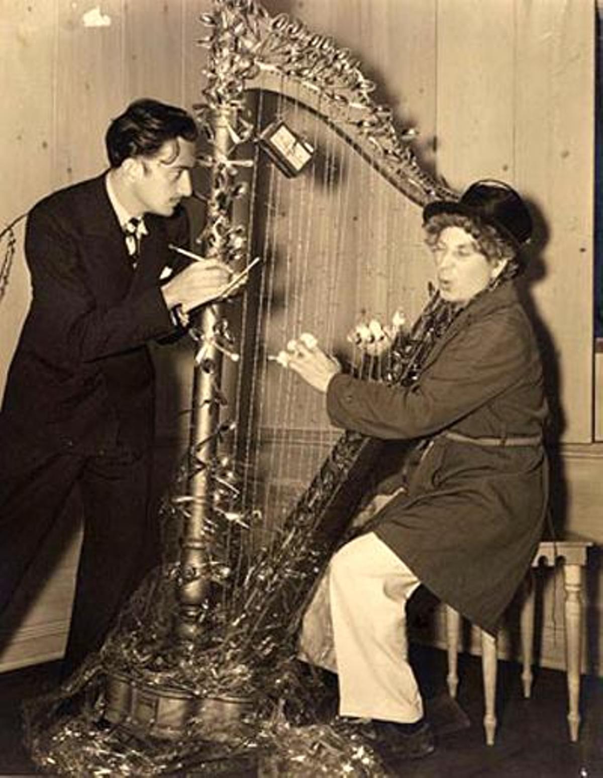 Dalí, Harpo Marx y el arpa con alambre de espino que le regaló en las Navidades de 1936.