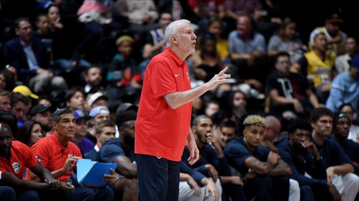 Popovich da instrucciones a sus jugadores durante el partido