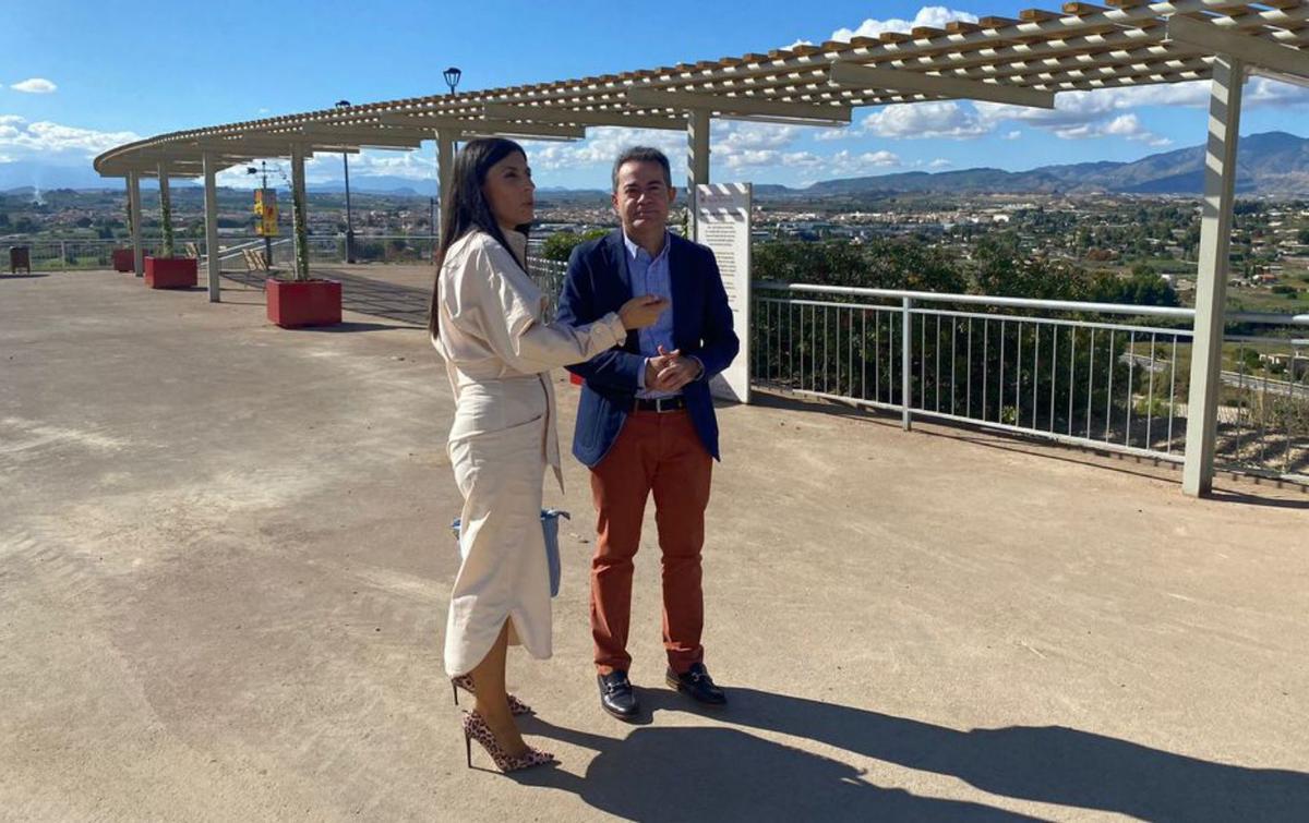 El alcalde, Joaquín Hernández, y Francisca Asensio, edil de Urbanismo. | LORQUÍ