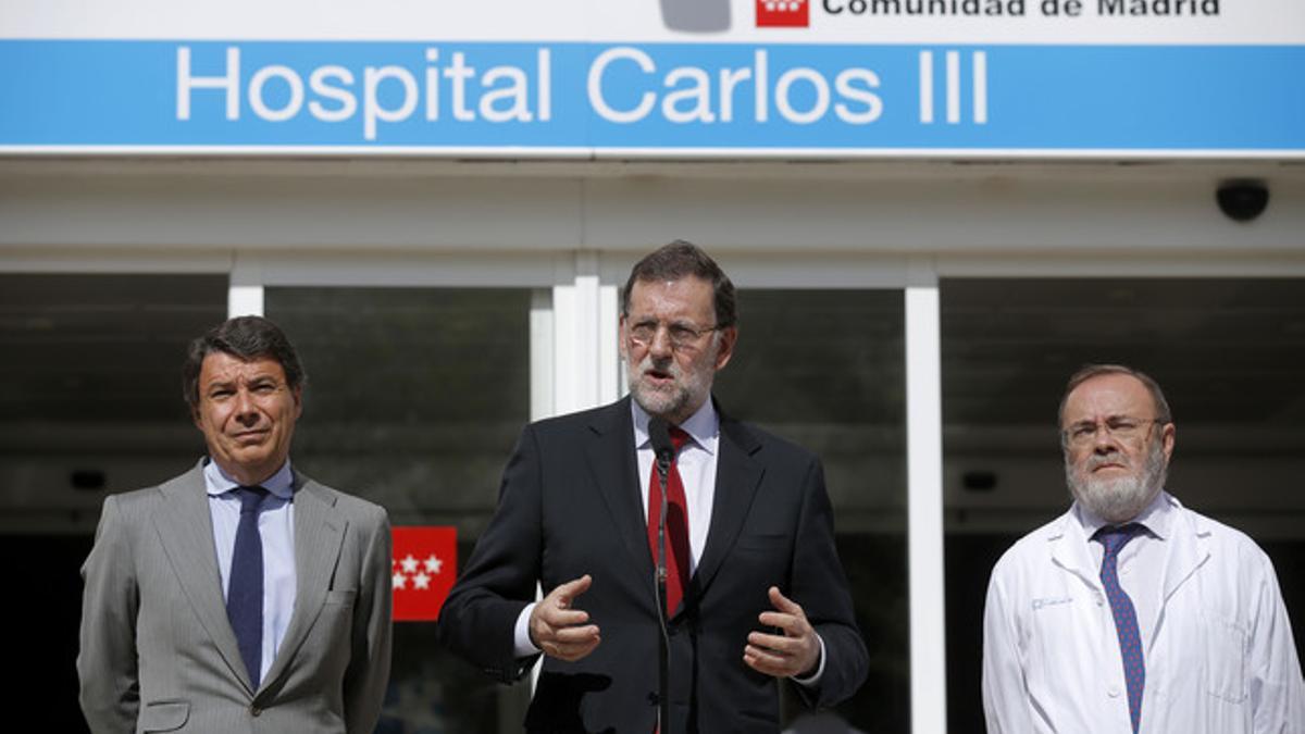 Mariano Rajoy, presidente del Gobierno, junto al Presidente de la Comunidad de Madrid, Ignacio Gonzalez y el gerente del hospital La Paz, Rafael Perez Santamarina, durante la comparecencia en el hospital Carlos III.