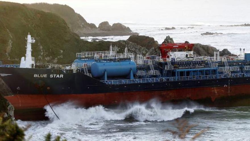 El remolque del quimiquero encallado en la costa de A Coruña, pendiente de la marea