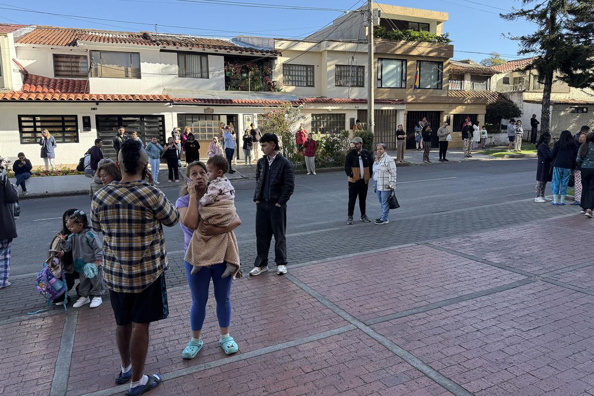 Personas evacuan edificios tras un fuerte temblor este lunes, en Bogotá (Colombia).