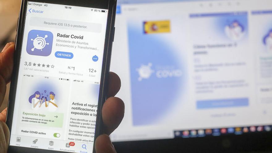 Un hombre se descarga al app Radar COVID