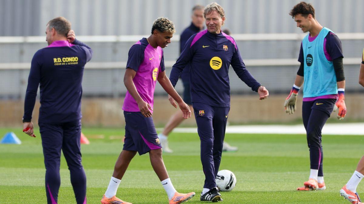 Marcus Sorg dialoga con Lamine Yamal en presencia de Hansi Flick