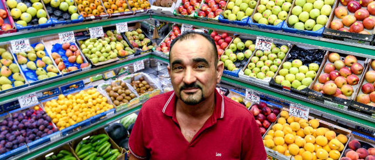 Manolo Quintana, en su frutería situada en el Mercado de Vegueta.