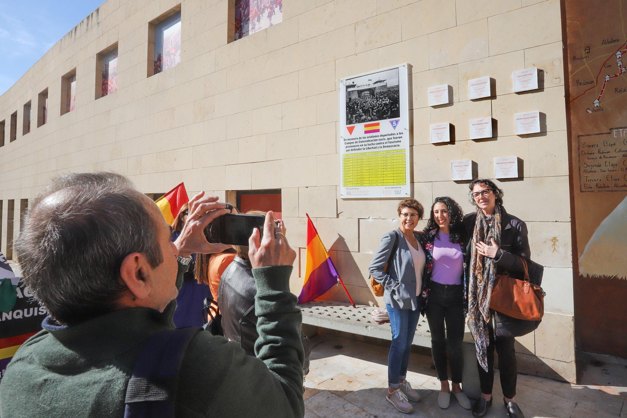 Homenaje a los oriolanos víctimas en los campos de concentración nazis colocando sus "Taullels de la Memòria" en el Rincon Hernandiano